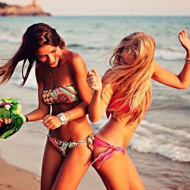 Две Девушки На Пляже