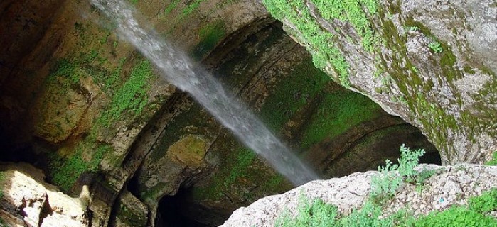 Водопадот што паѓа во пештера
