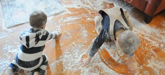 Што се случува кога две дечиња си играат со брашно?