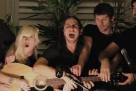 „Somebody That I Used to Know“ отсвирена од 5 луѓе на 1 гитара