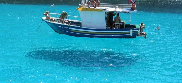 Брод кој магично лебди над површината на водата