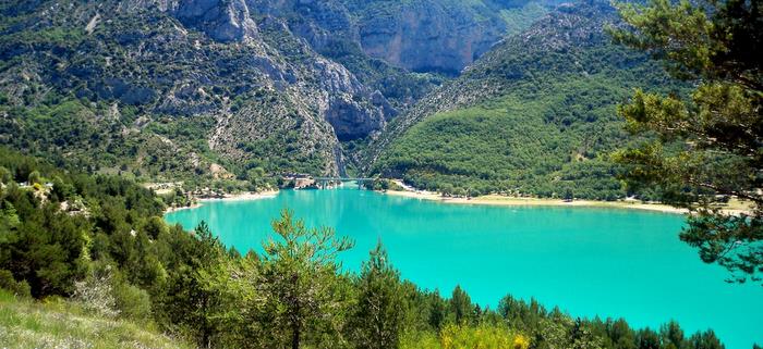 Речен кањон со блескава тиркизна боја