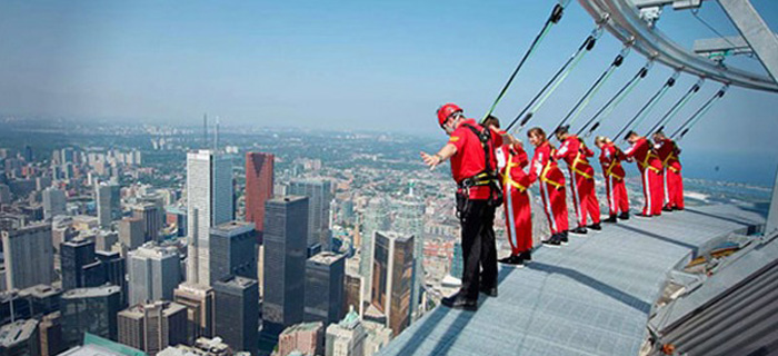 Чекорење по работ на „CN Tower“ во Торонто
