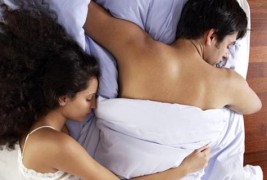 Како спијат маж и жена во брачен кревет?