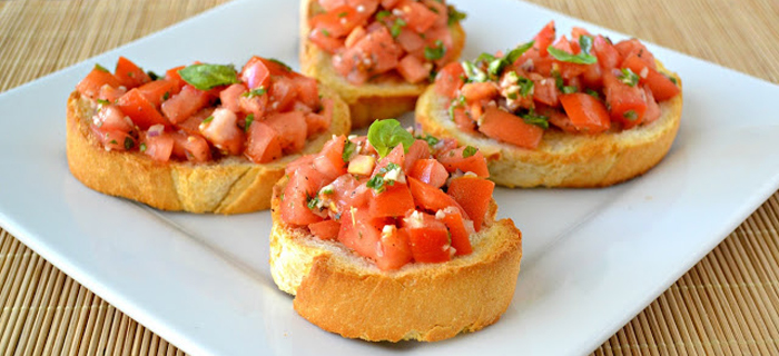 Превкусни брускети со домати и босилек