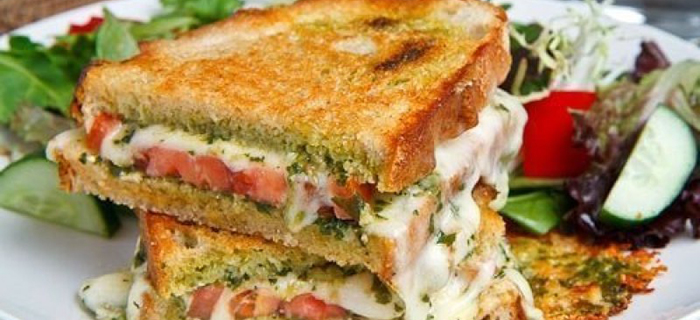 Вкусен вегетаријански сендвич со сирење