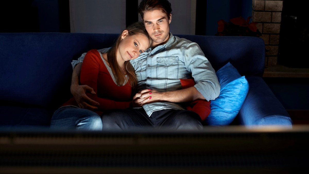 4 неочекувани начини на кои заедничкото гледање серии може да ви ја зајакне врската