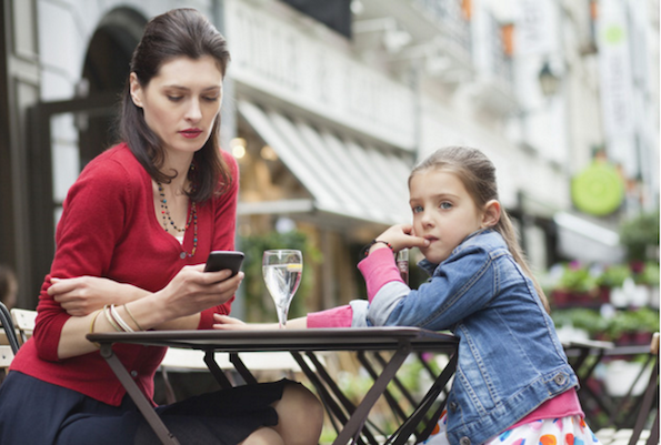 Зошто родителите треба да поминуваат помалку време на нивните паметни телефони?