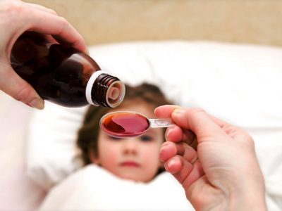 Мајка открива генијален трик како да му дадете лек на бебето без никаков проблем