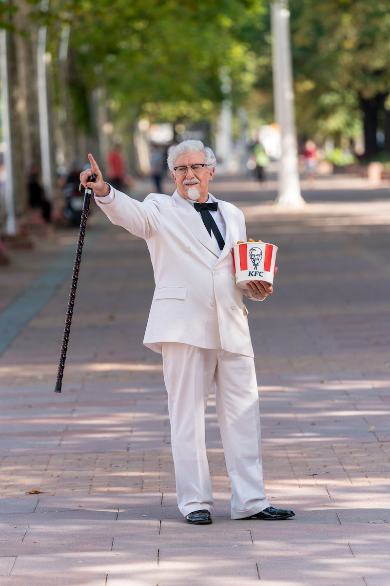 Човекот од логото на KFC ри по Скопските улици