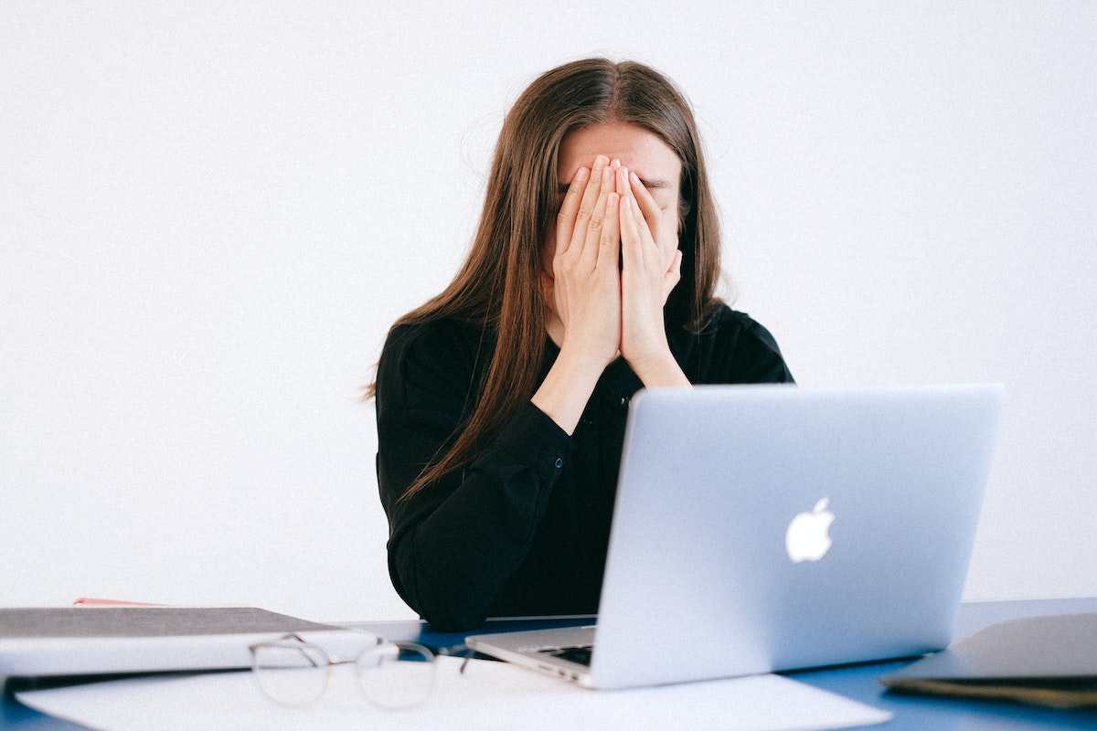 Како да се справите со чувствата на анксиозност и паника додека сте на работа?